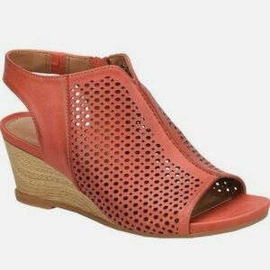 Comfortiva Skylin Wedge Sandals. Coral. 6.5W. NEW WITHOUT‎ BOX